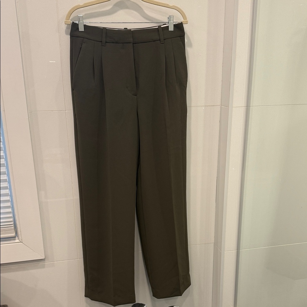 Women’s Aritzia The Effortless Pant in Olive Green - NEVER WORN
